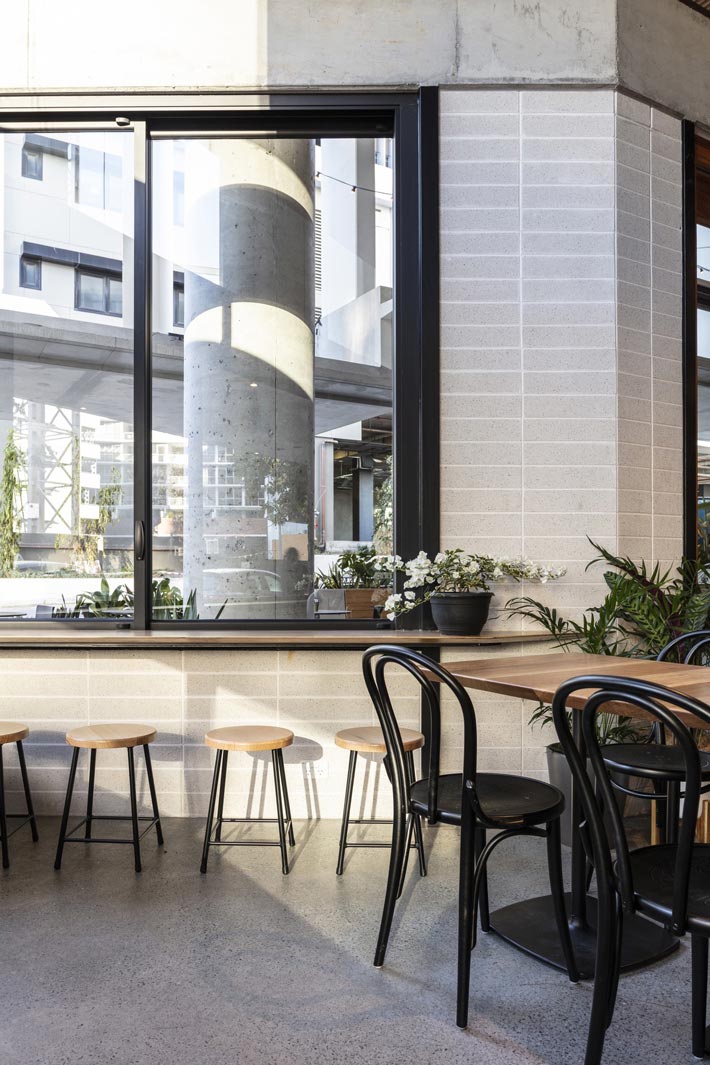 440平方咖啡馆客桌装修设计效果图